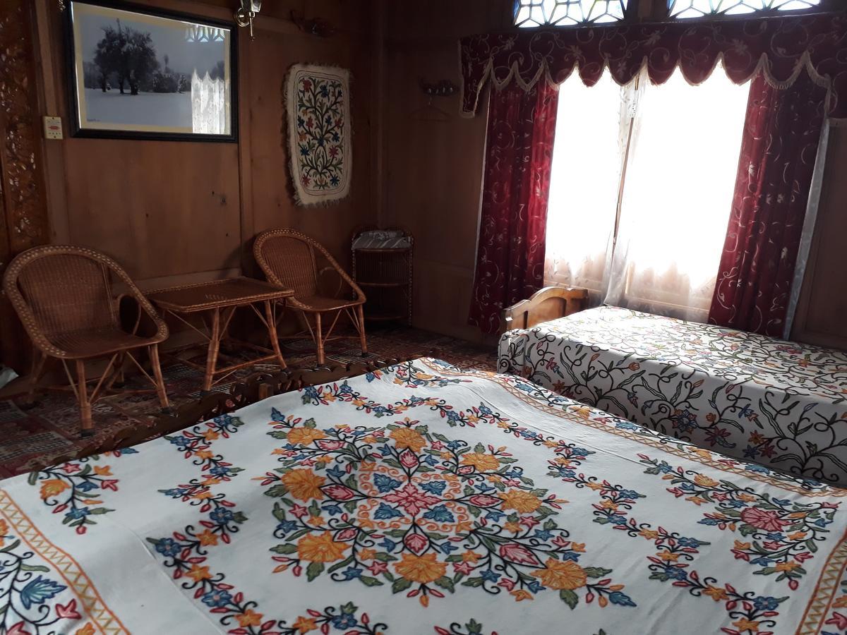 Heritage Geneva House Boat Srīnagar Exterior foto